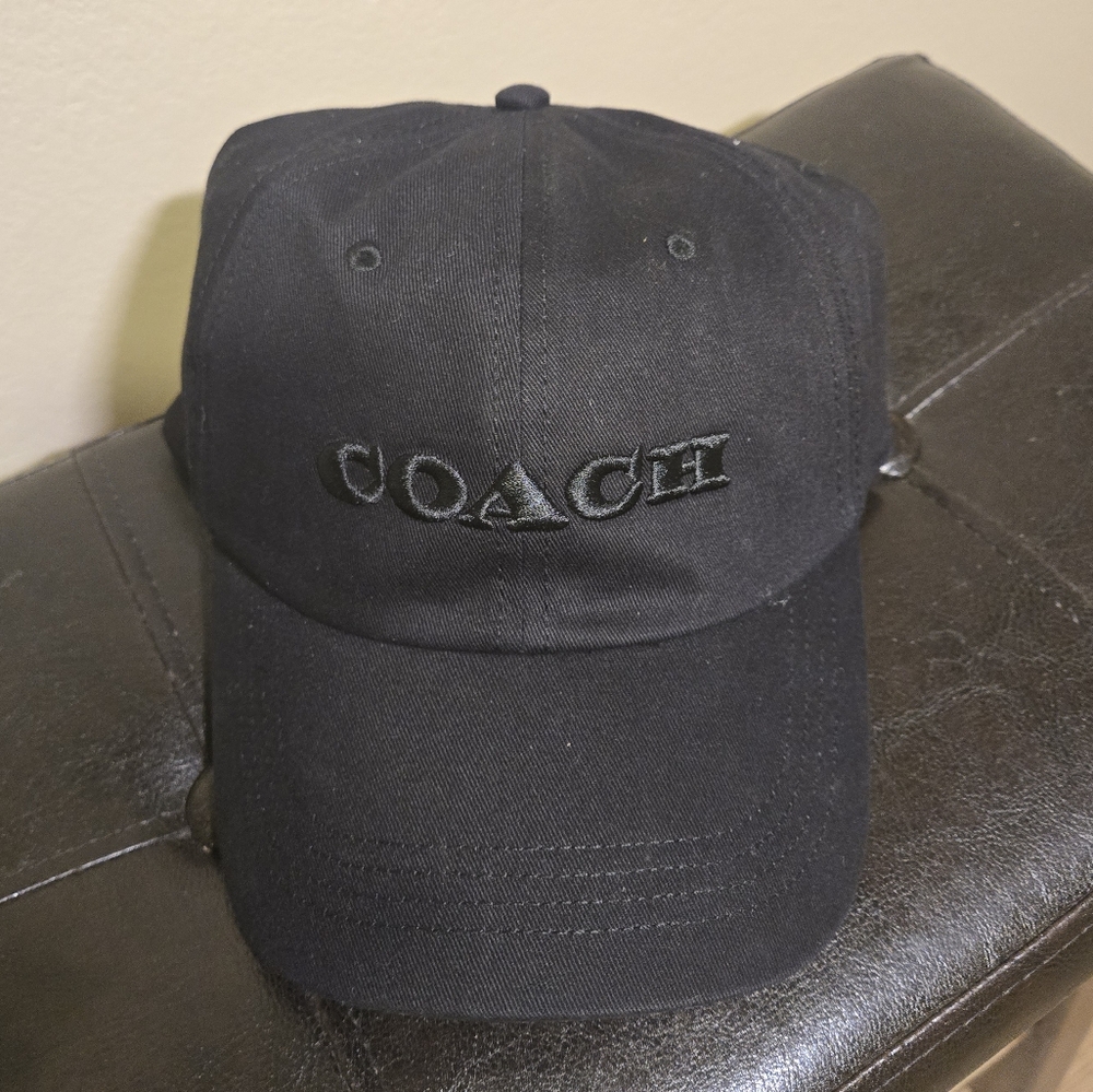 NWT COACH CAP  COACH Embroidered Logo Baseball Hat black color. O/S